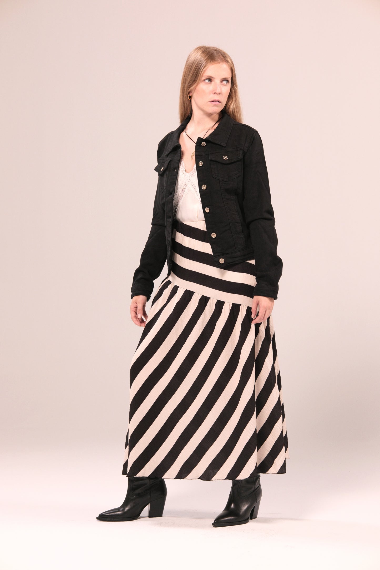 Falda midi de rayas en blanco y negro