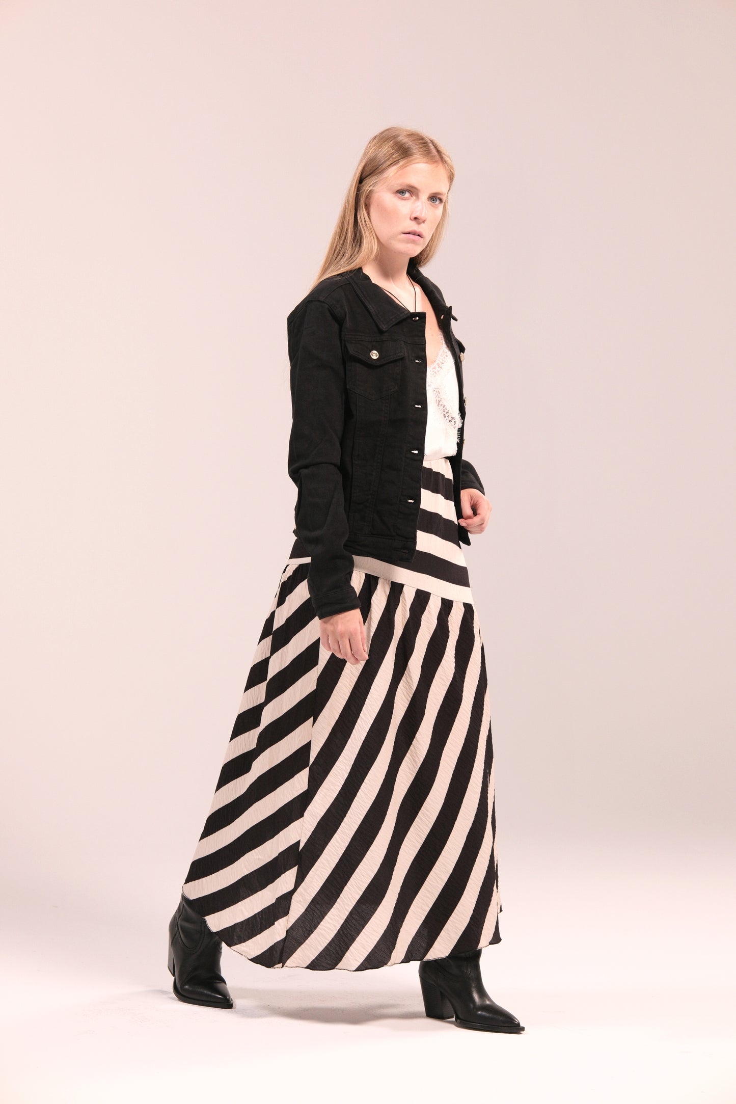 Falda midi de rayas en blanco y negro