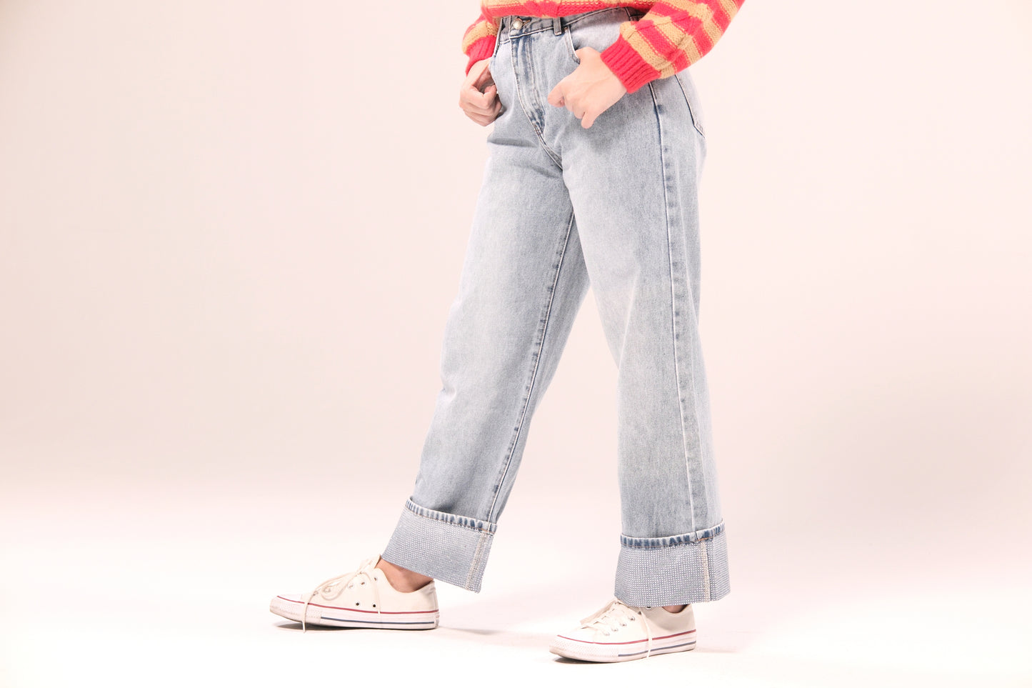 Jeans rectos azul claro con bajo vuelto