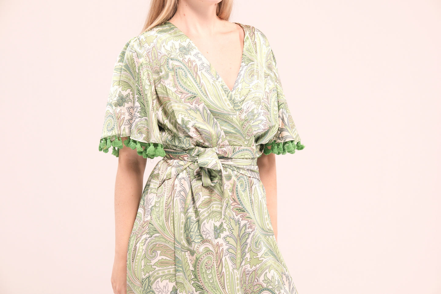 Vestido cruzado largo estampado paisley en tonos verdes