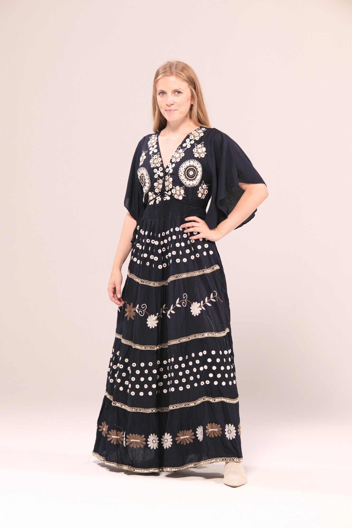 Vestido largo bordado en color negro con flores