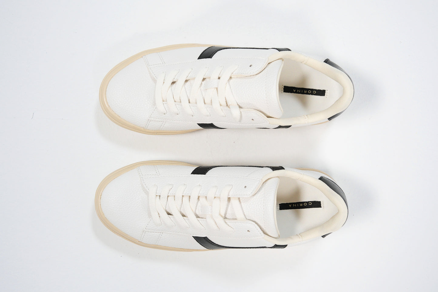 Zapatillas blancas con detalle negro y suela beige