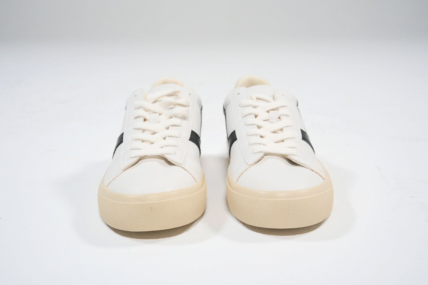 Zapatillas blancas con detalle negro y suela beige