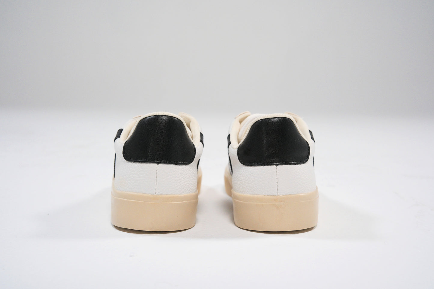 Zapatillas blancas con detalle negro y suela beige