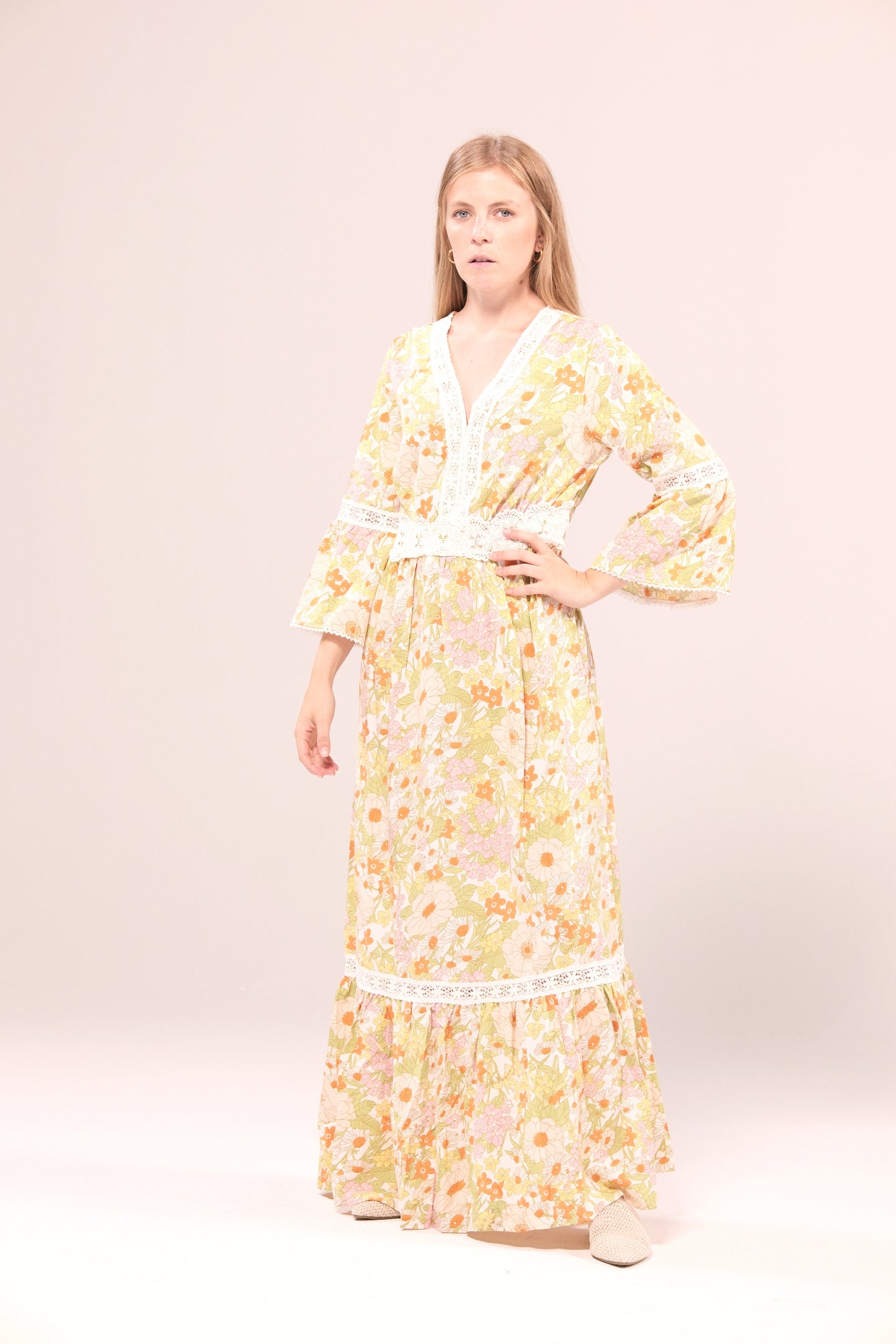 Vestido largo floral con encaje en tonos pastel