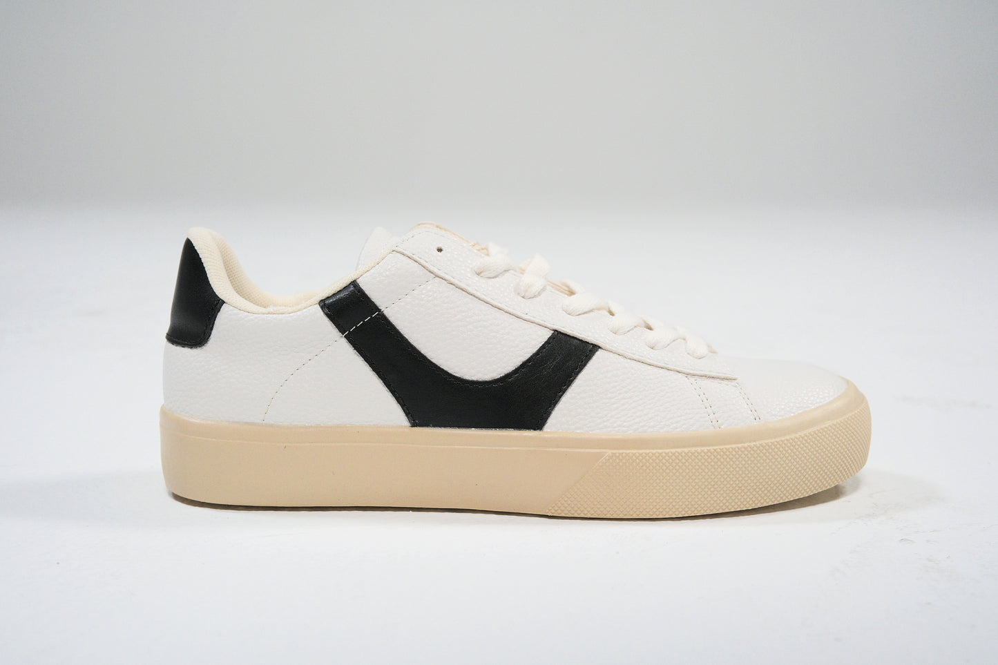 Zapatillas blancas con detalle negro y suela beige