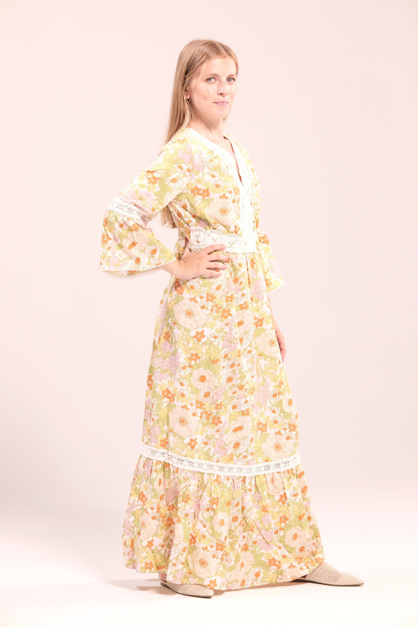 Vestido largo floral con encaje en tonos pastel