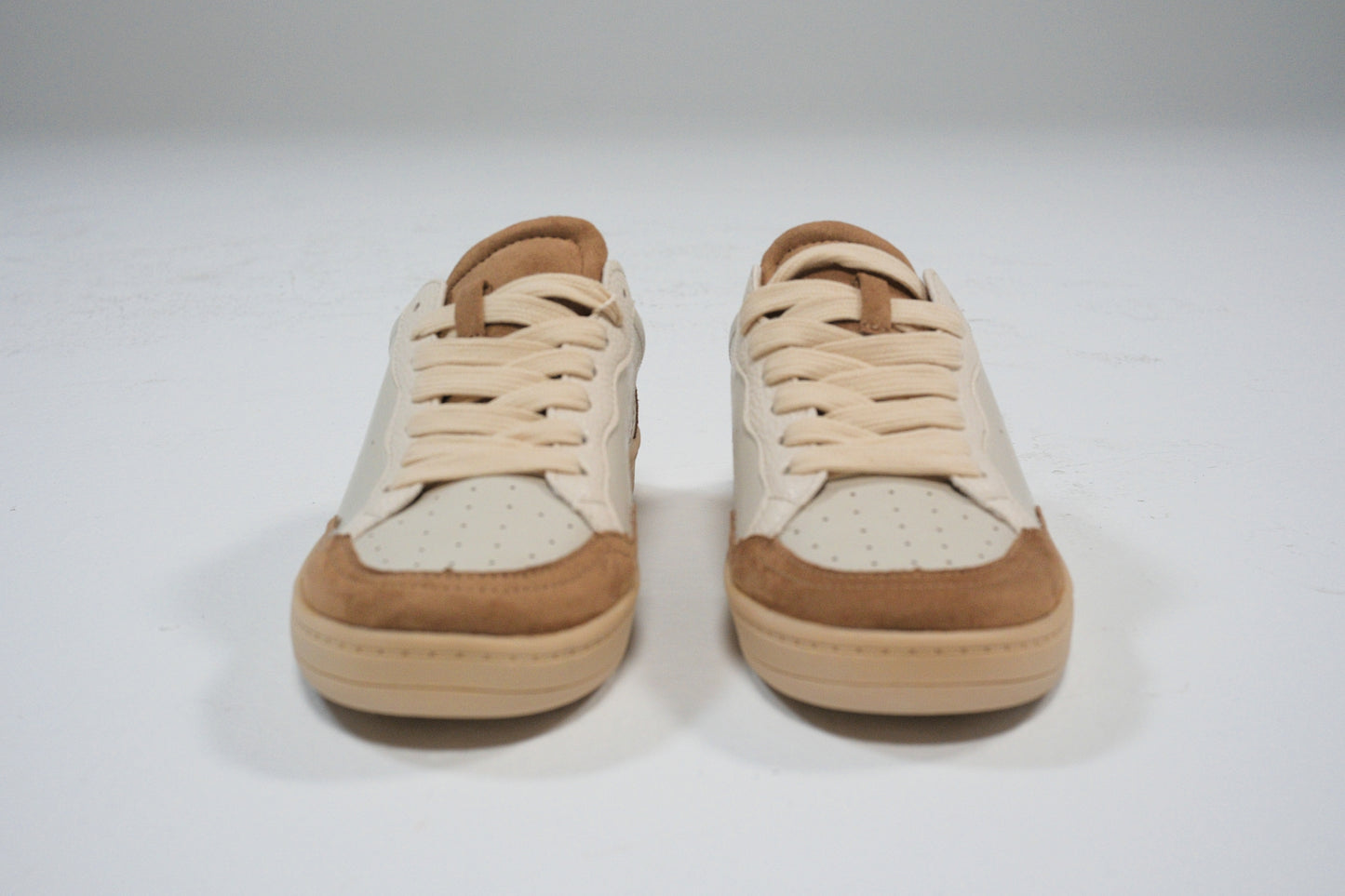 Zapatillas beige con detalles en serraje marrón