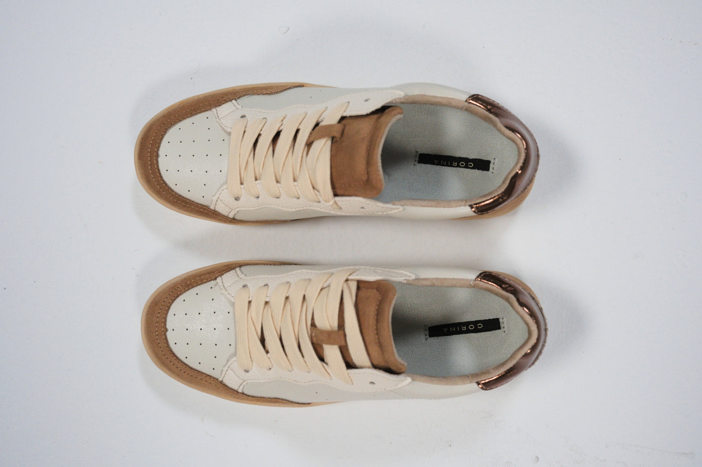 Zapatillas beige con detalles en serraje marrón