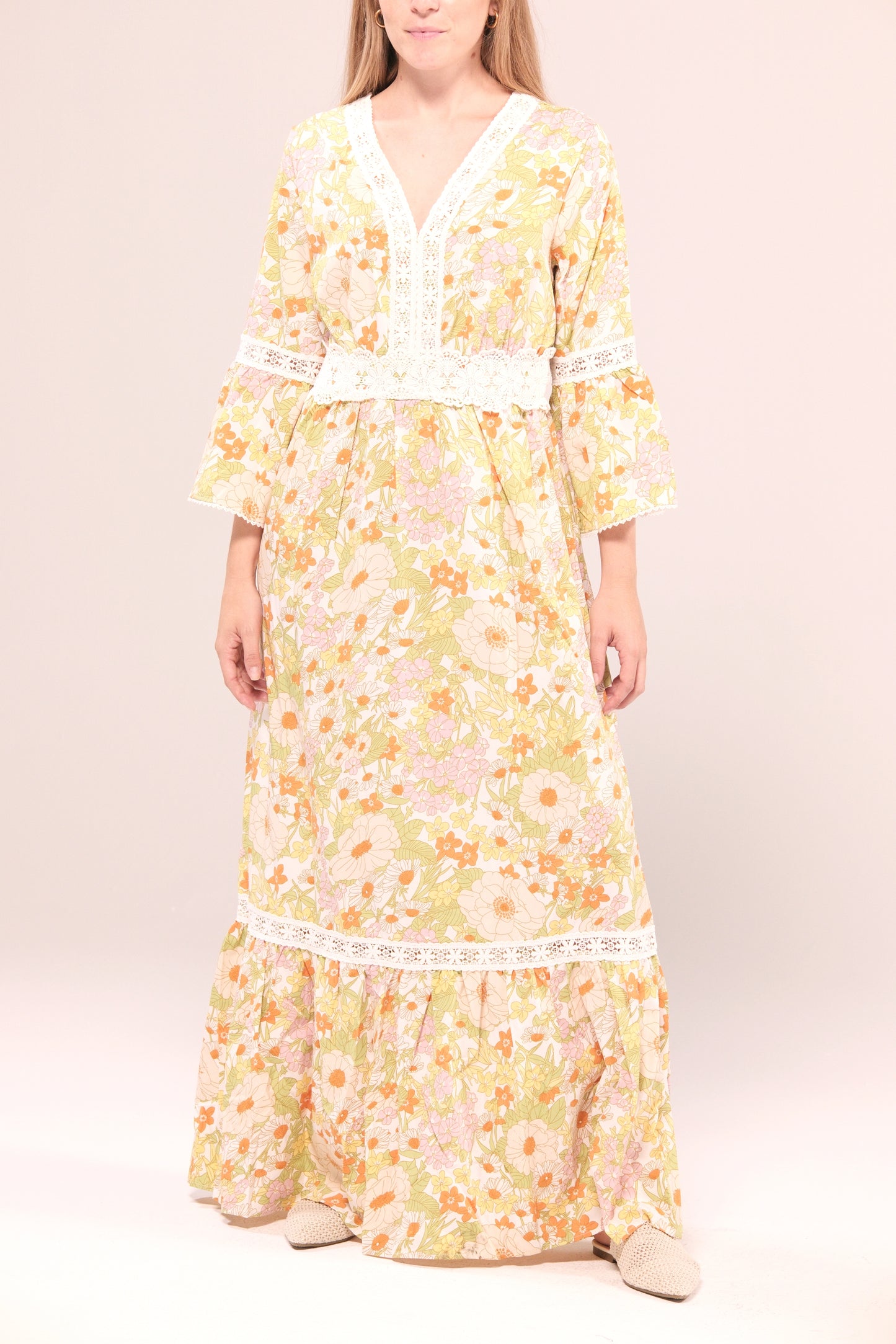 Vestido largo floral con encaje en tonos pastel