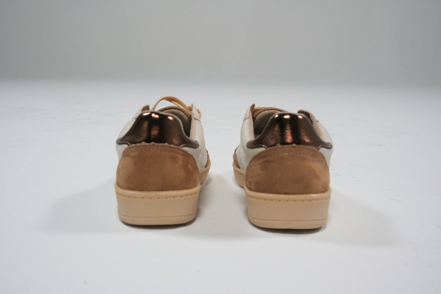 Zapatillas beige con detalles en serraje marrón