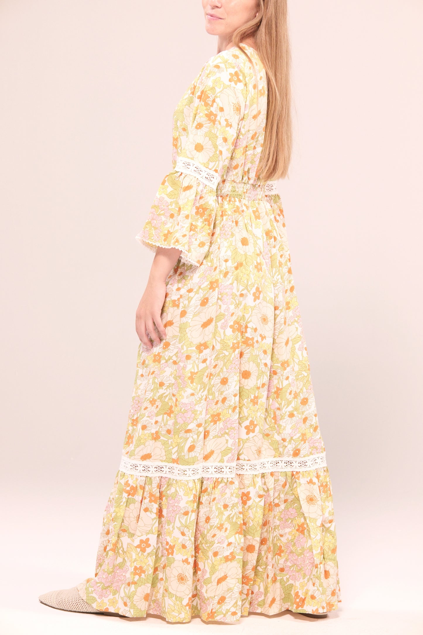 Vestido largo floral con encaje en tonos pastel