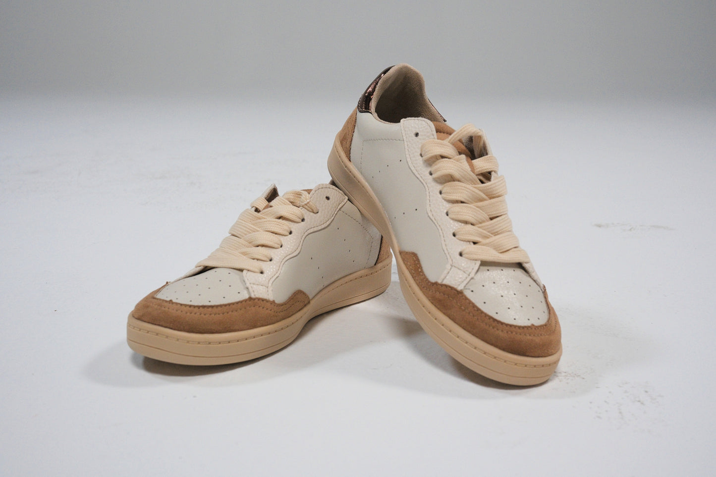 Zapatillas beige con detalles en serraje marrón