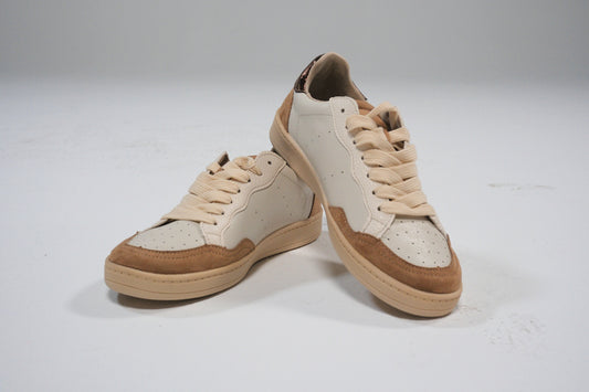 Zapatillas beige con detalles en serraje marrón