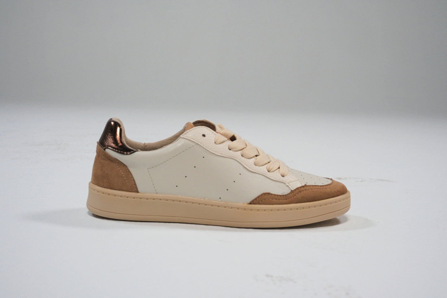 Zapatillas beige con detalles en serraje marrón
