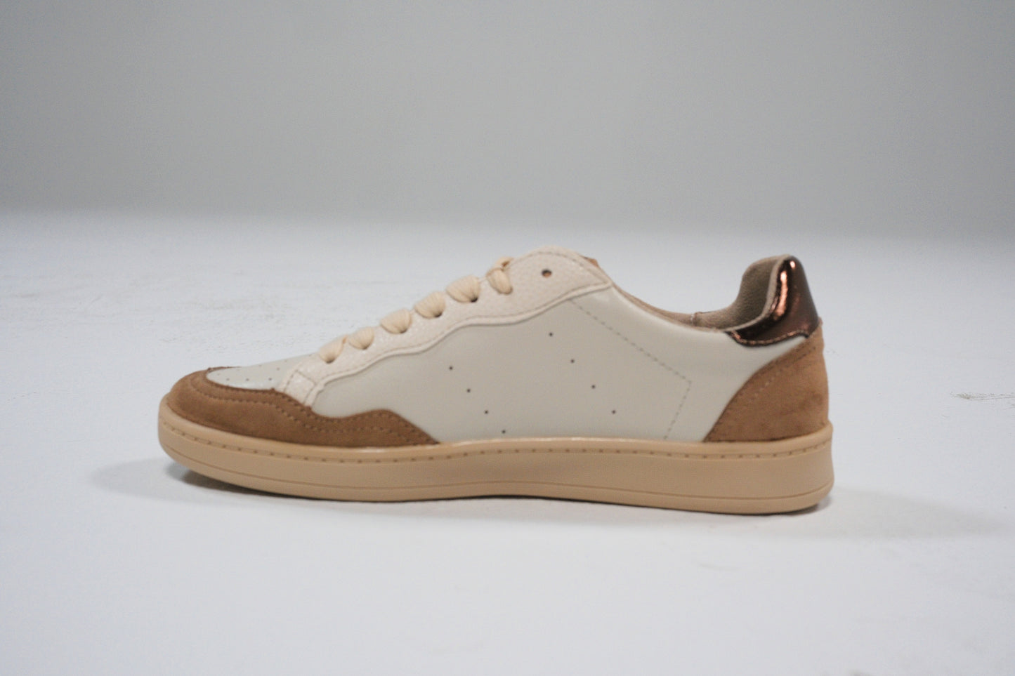 Zapatillas beige con detalles en serraje marrón