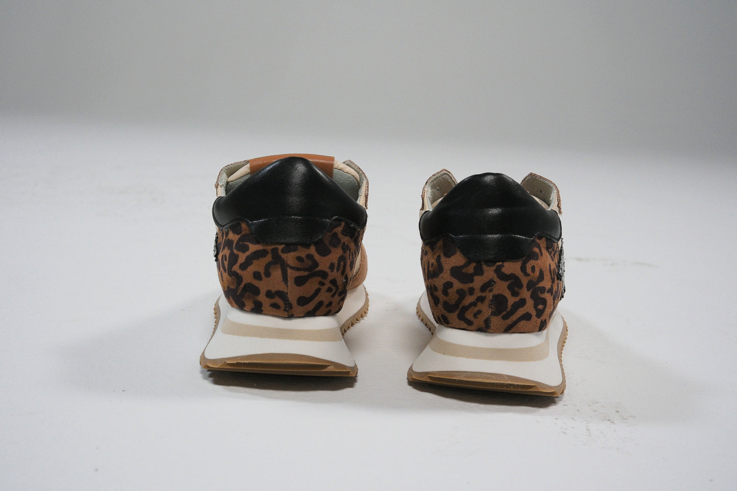 Zapatillas deportivas beige y camel con detalle animal print