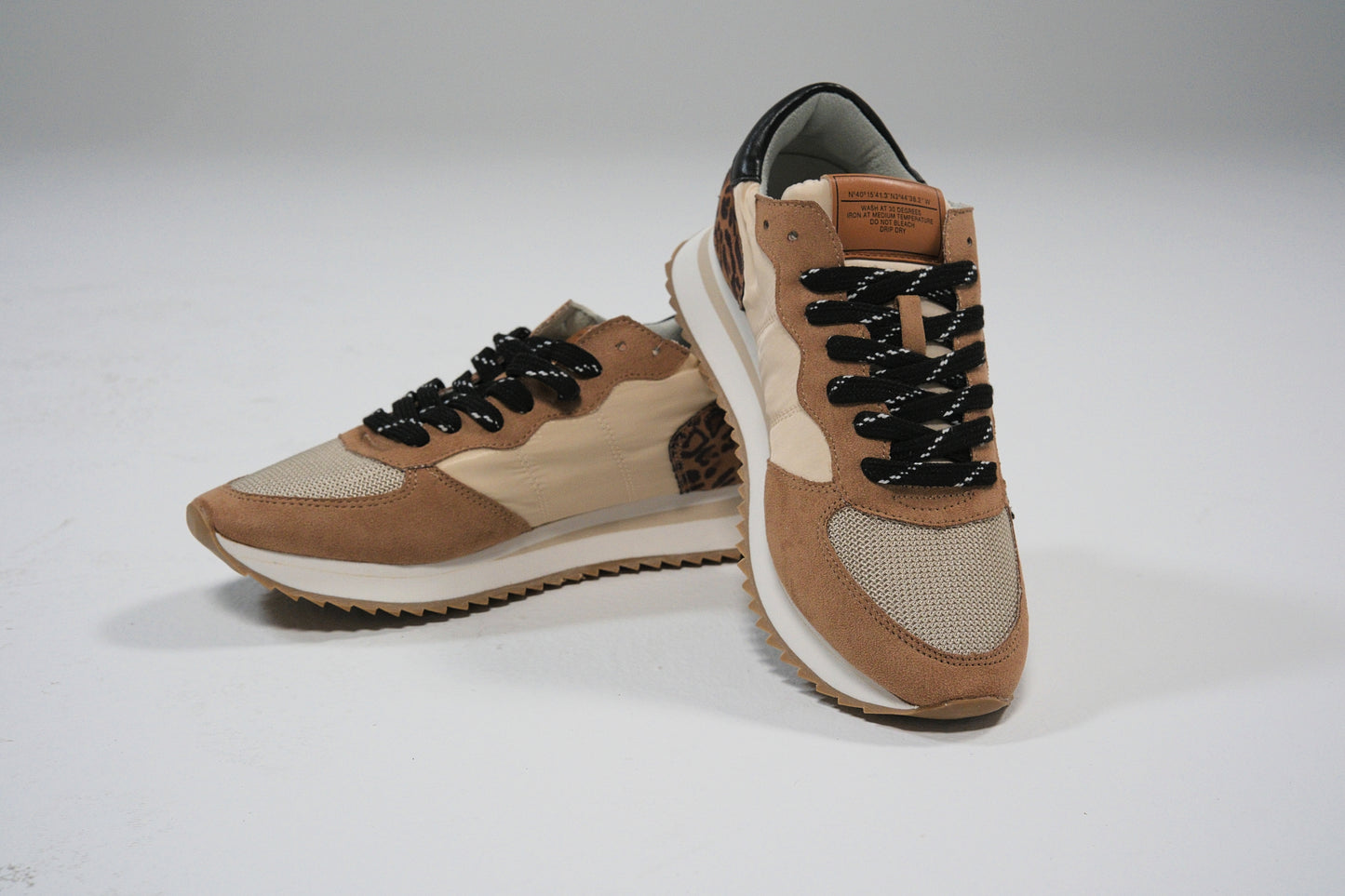 Zapatillas deportivas beige y camel con detalle animal print