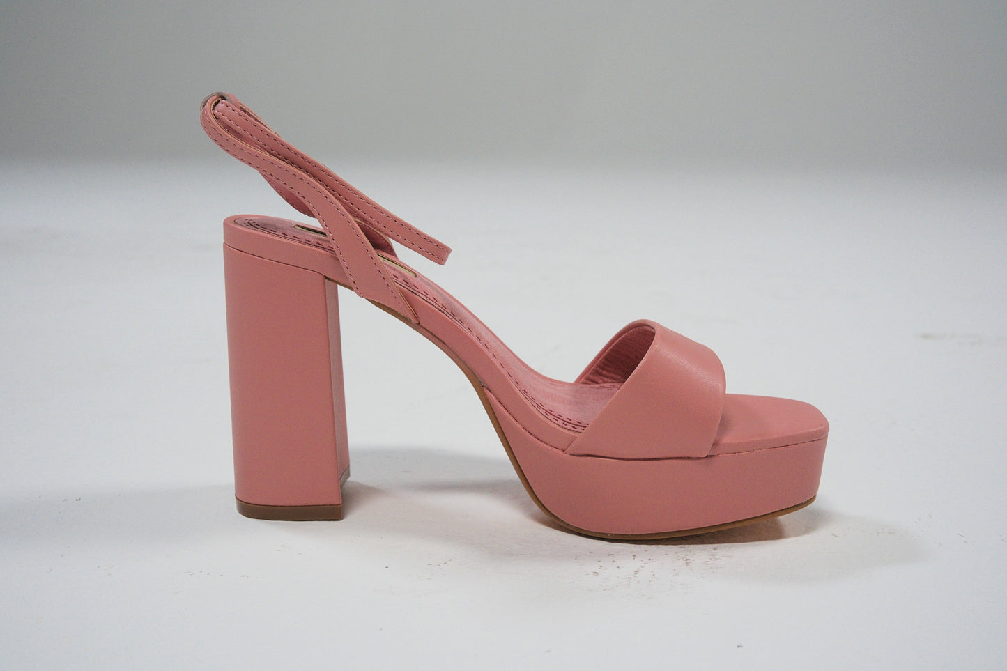 Tacones rosa con plataforma y tacón ancho