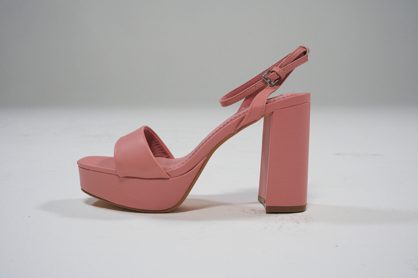 Tacones rosa con plataforma y tacón ancho