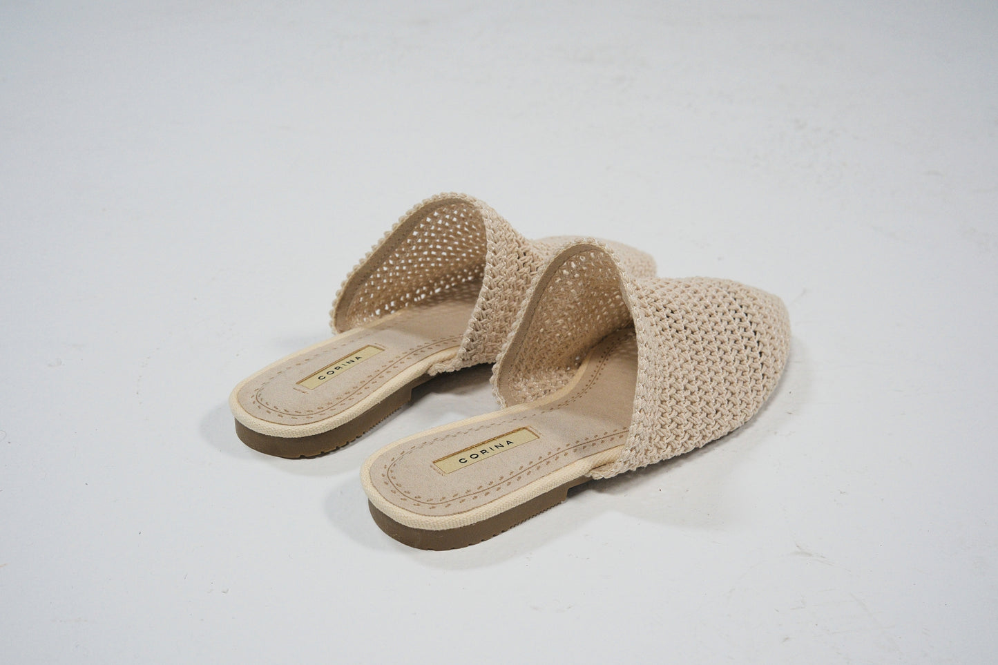 Mules tejidos en color beige de punta fina
