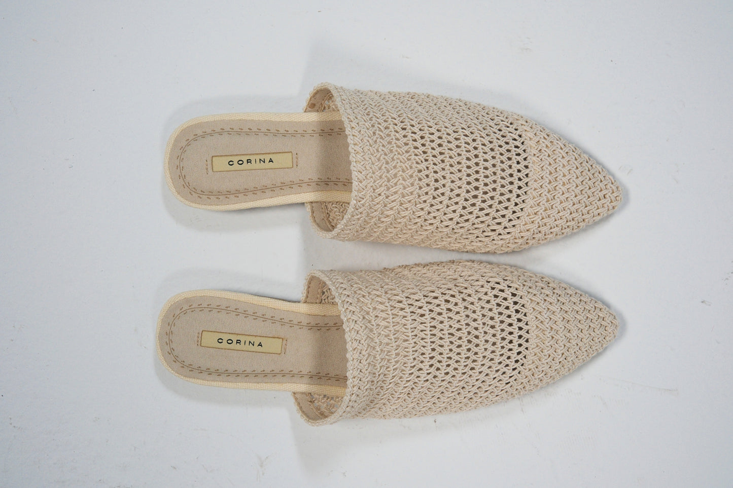 Mules tejidos en color beige de punta fina