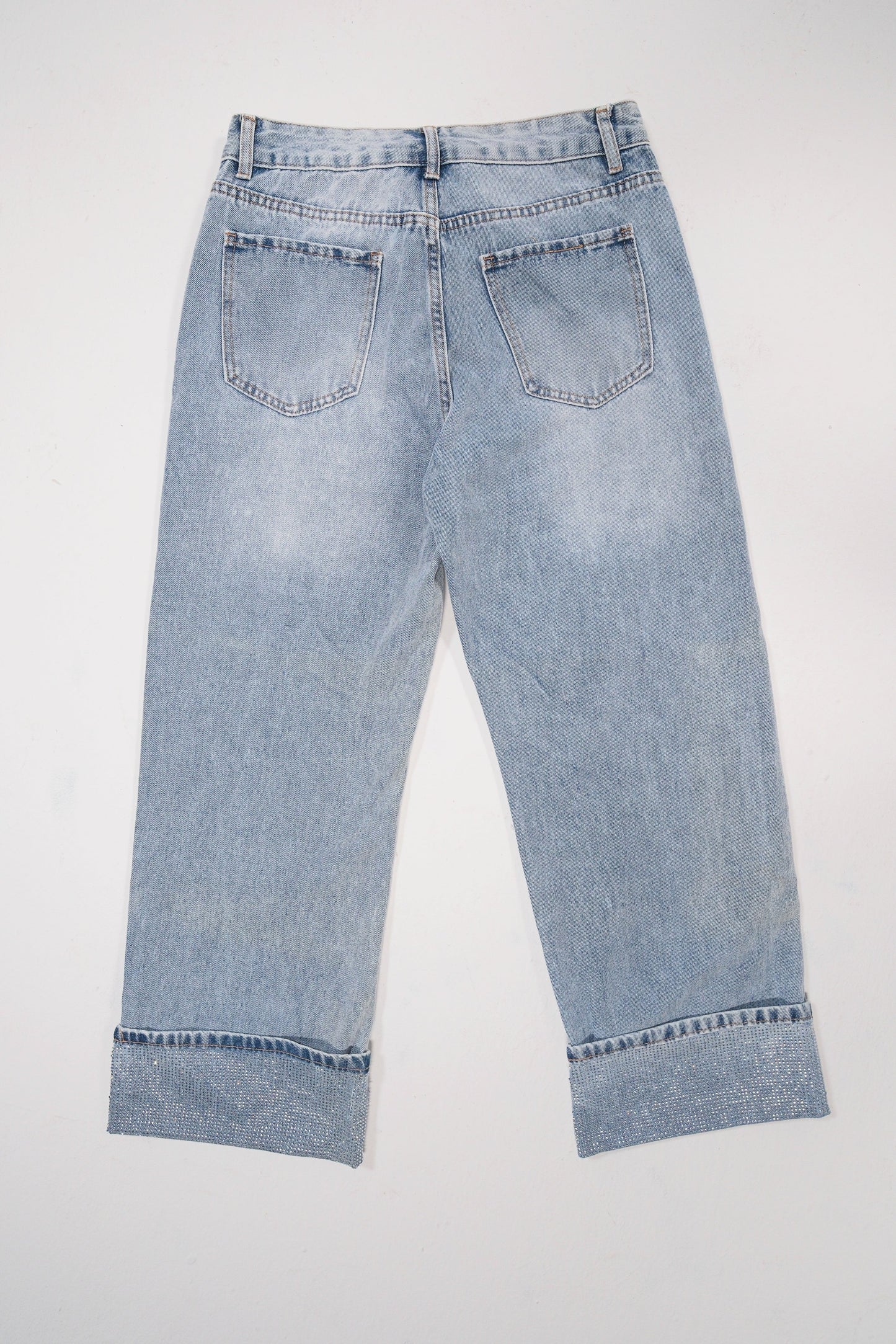 Jeans rectos azul claro con bajo vuelto