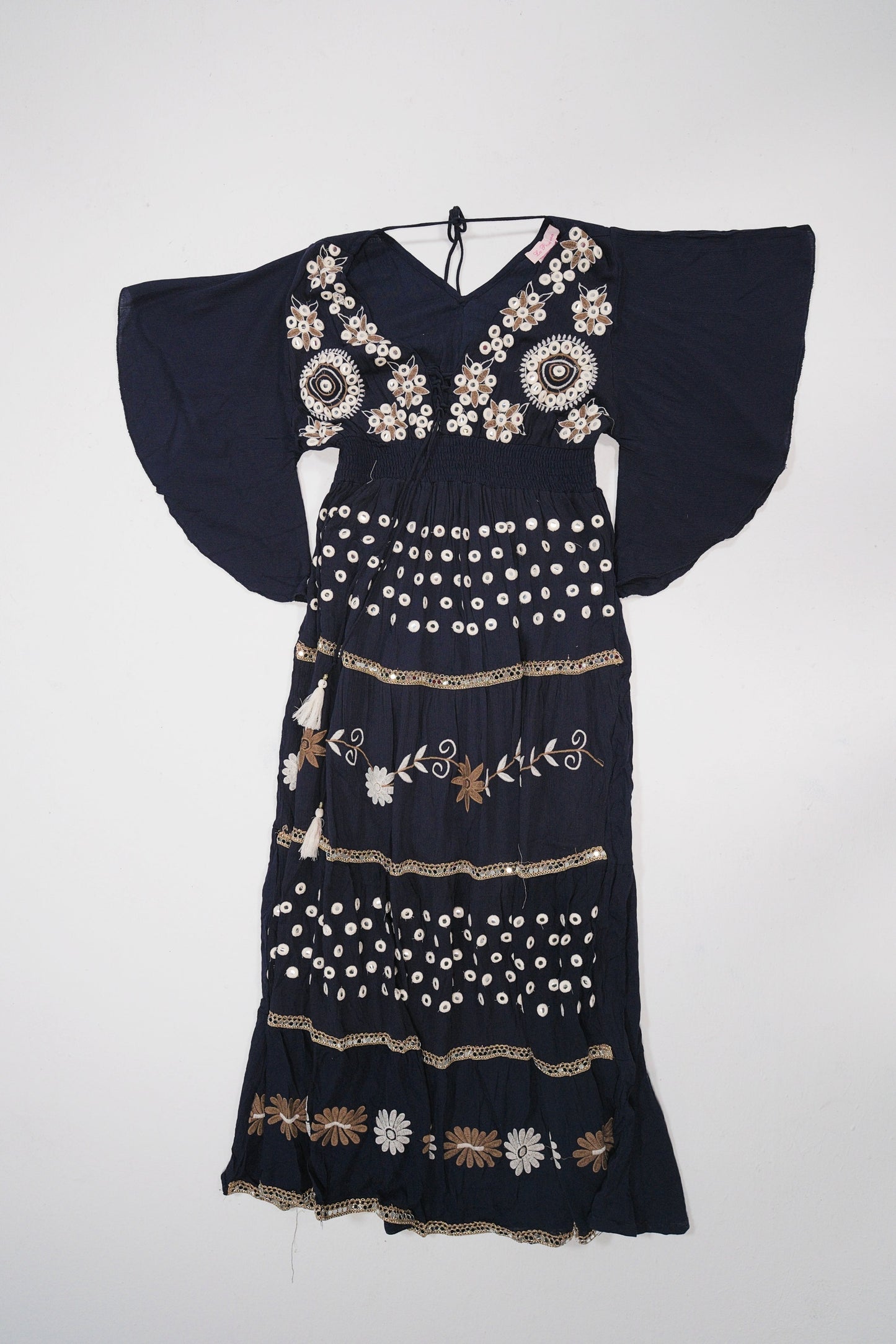 Vestido largo bordado en color negro con flores