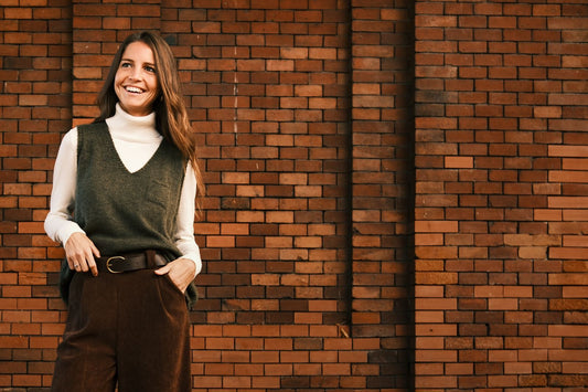 Chaleco de punto verde oliva con escote en pico