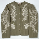 Chaqueta bordada verde oliva con diseño floral