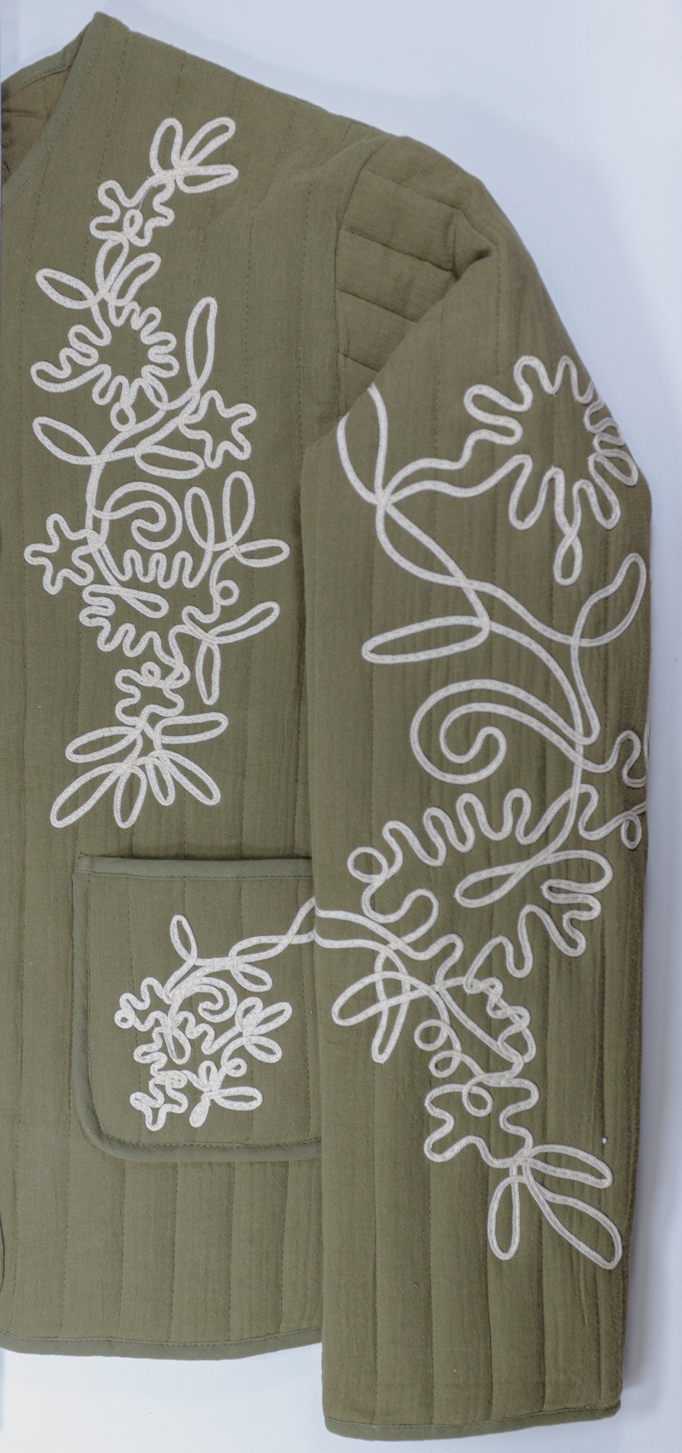 Chaqueta bordada verde oliva con diseño floral