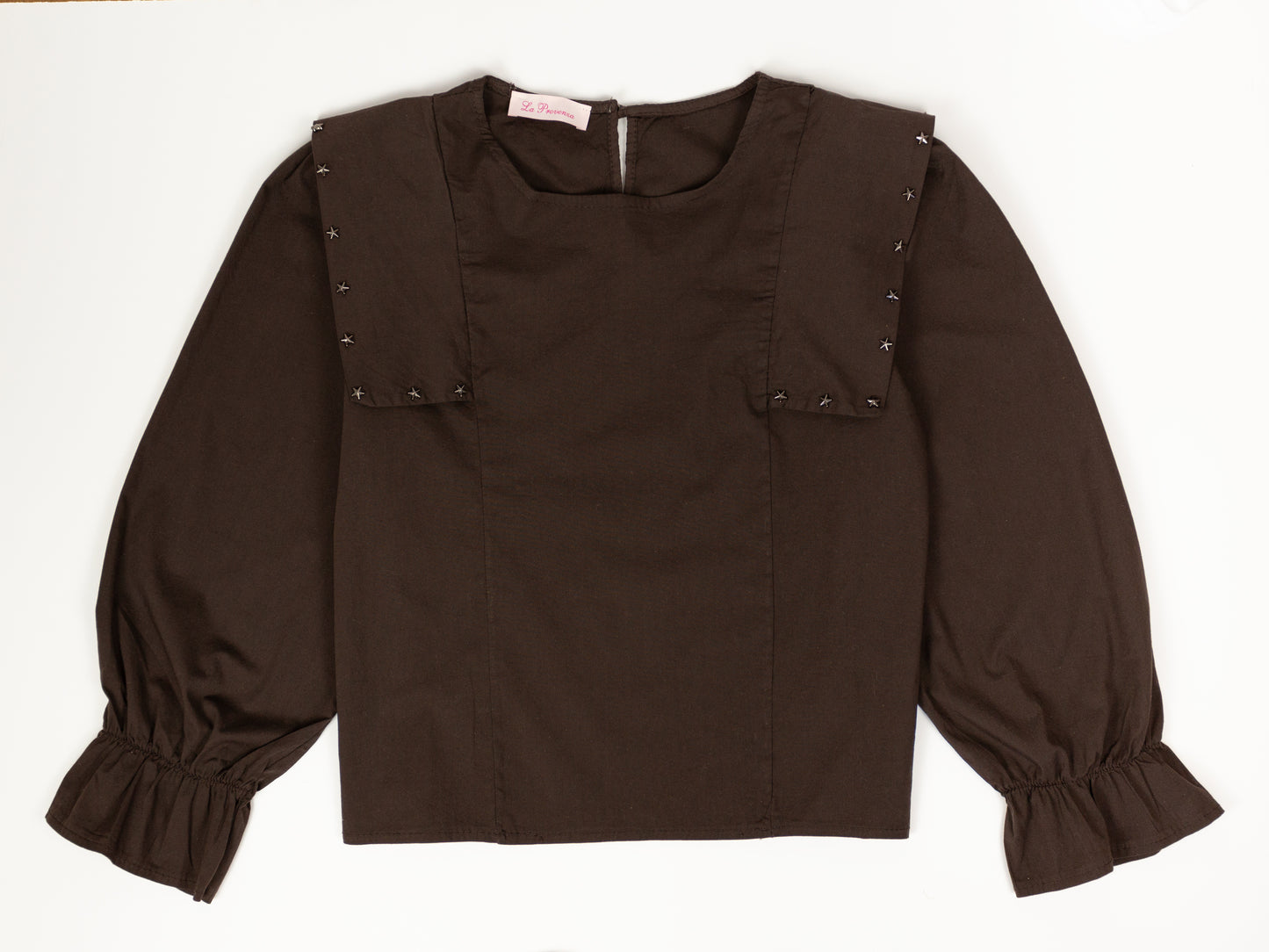 Camisa chocolate con hombreras bordadas y mangas abullonadas