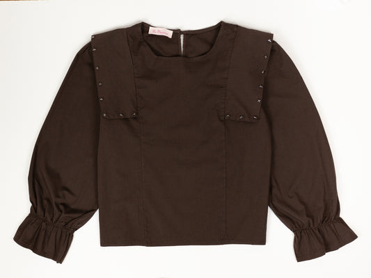 Camisa chocolate con hombreras bordadas y mangas abullonadas