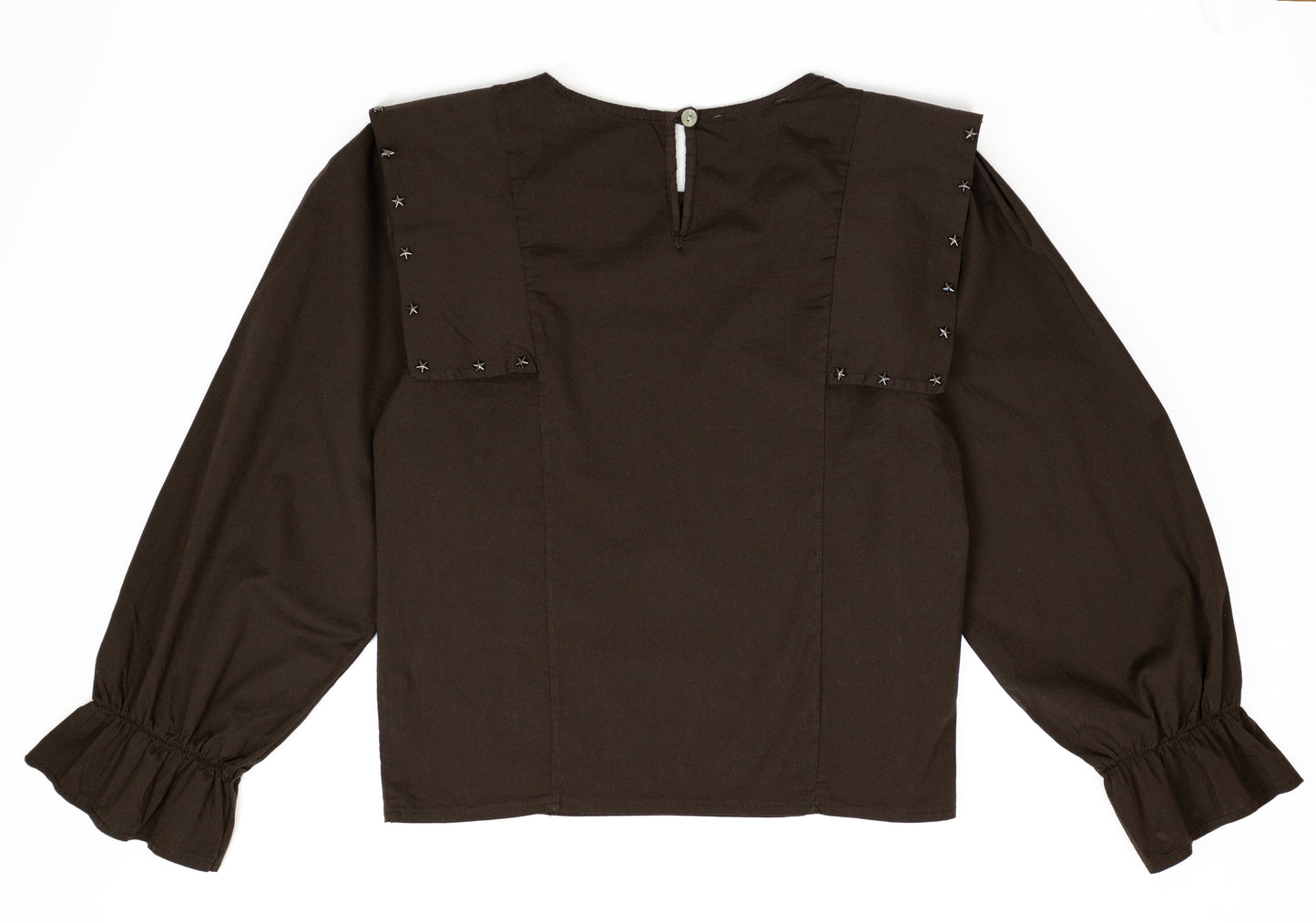 Camisa chocolate con hombreras bordadas y mangas abullonadas