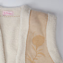 Chaleco borreguito beige con bordado floral