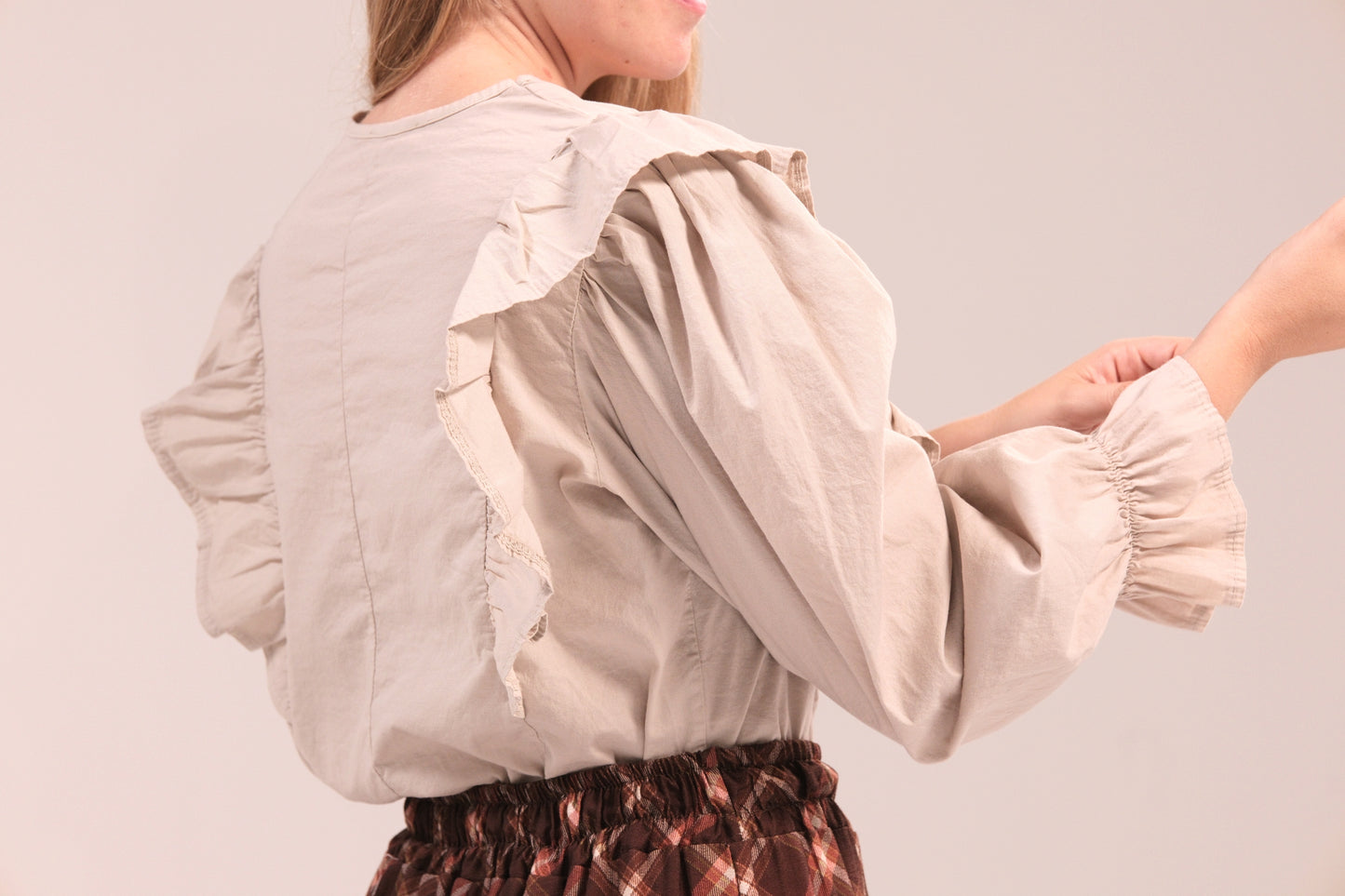 Blusa con volantes y frunces