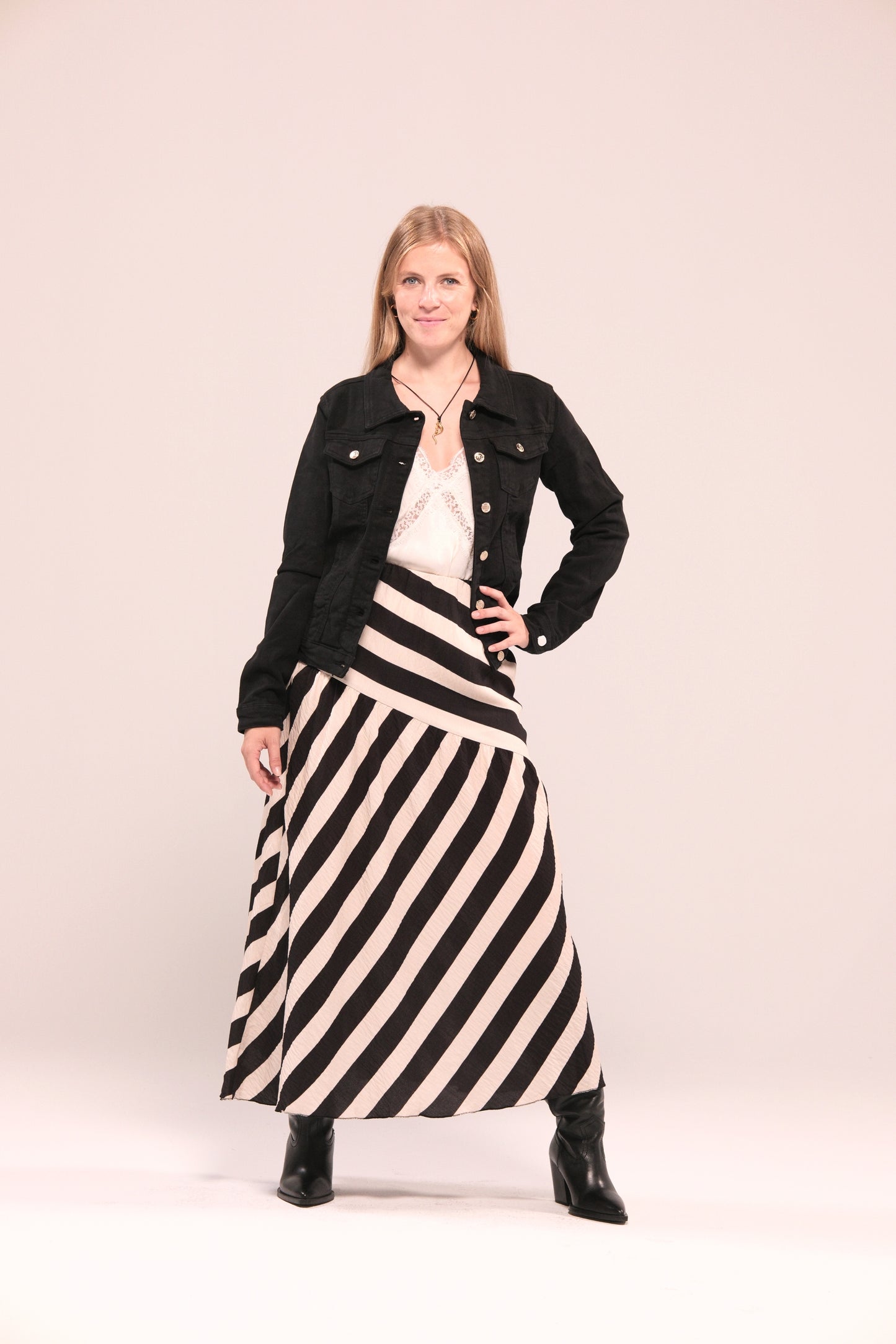 Falda midi de rayas en blanco y negro
