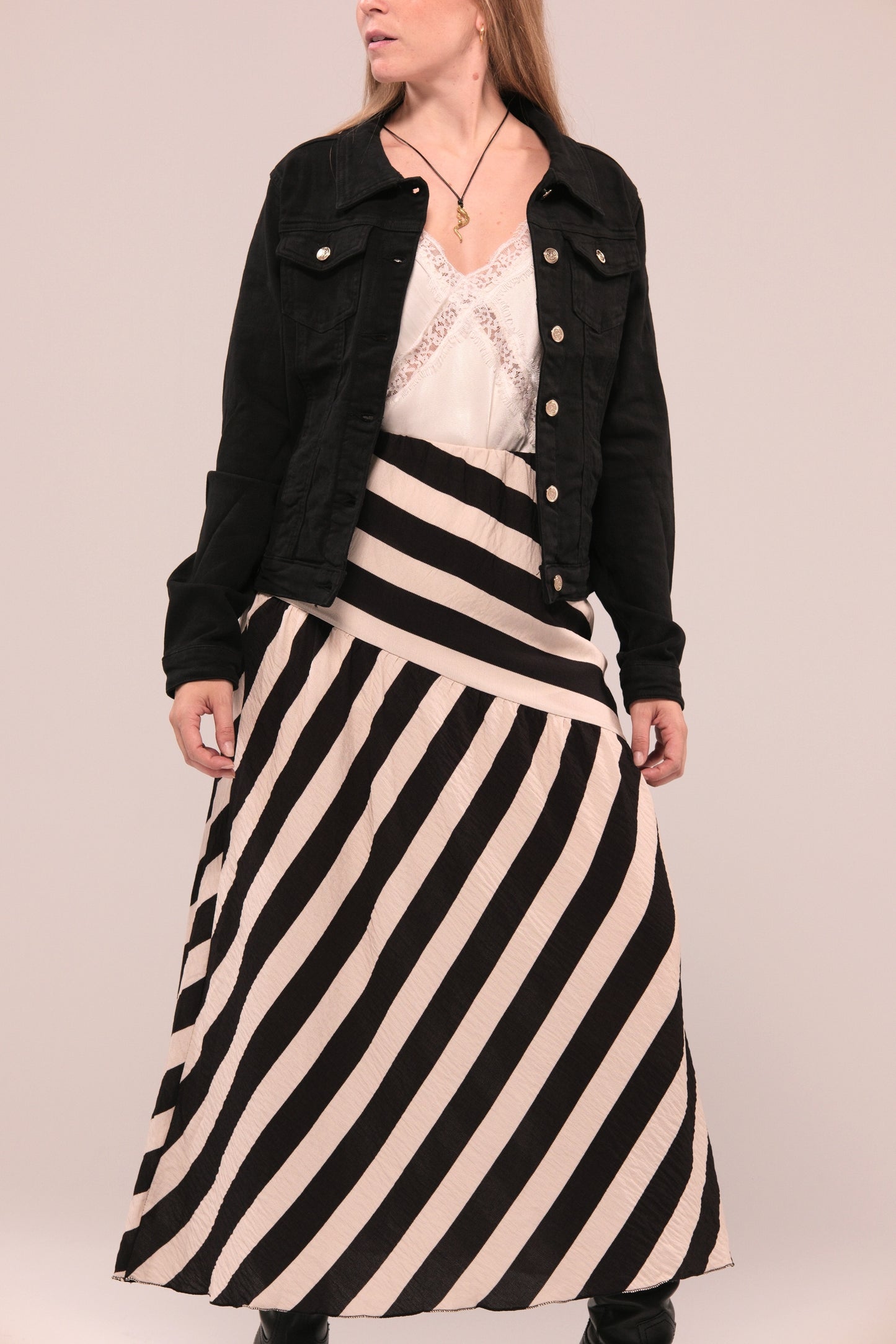 Falda midi de rayas en blanco y negro