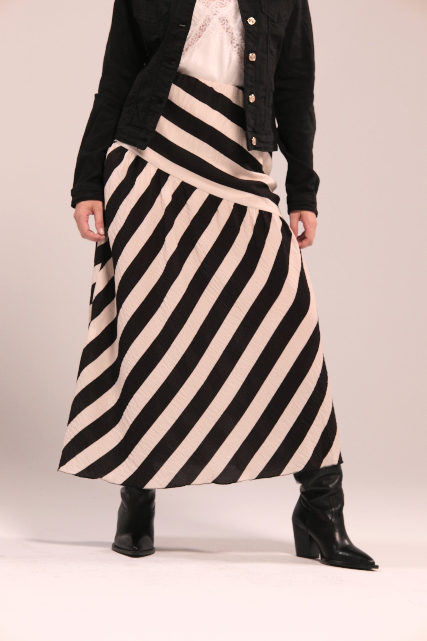 Falda midi de rayas en blanco y negro