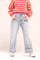 Jeans rectos azul claro con bajo vuelto