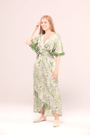 Vestido cruzado largo estampado paisley en tonos verdes