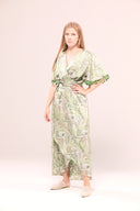 Vestido cruzado largo estampado paisley en tonos verdes