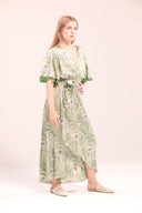Vestido cruzado largo estampado paisley en tonos verdes