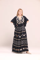 Vestido largo bordado en color negro con flores