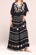 Vestido largo bordado en color negro con flores