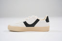 Zapatillas blancas con detalle negro y suela beige