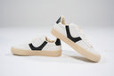Zapatillas blancas con detalle negro y suela beige