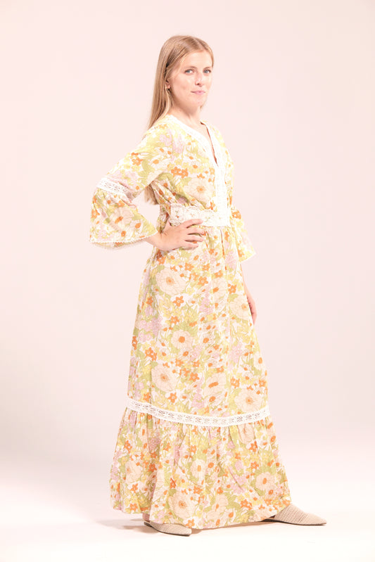 Vestido largo floral con encaje en tonos pastel
