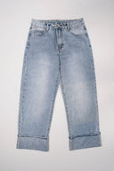 Jeans rectos azul claro con bajo vuelto