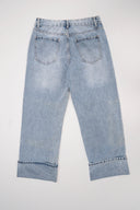 Jeans rectos azul claro con bajo vuelto